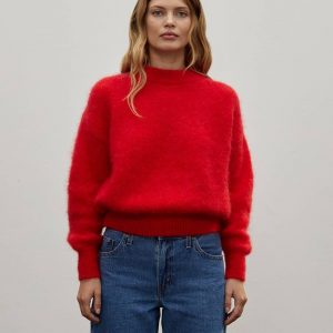 femme avec pull rouge