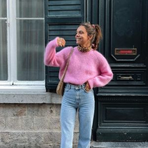 femme avec pull rose