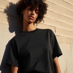femme avec t-shirt noir