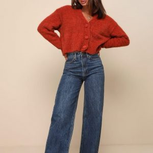 Un jean taille haute structuré, coupe droite, en denim bleu brut.