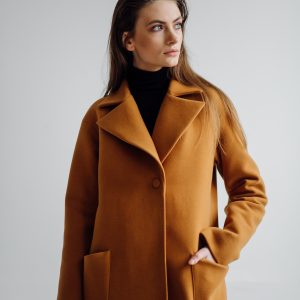 Un manteau long camel chic, minimaliste et intemporel.