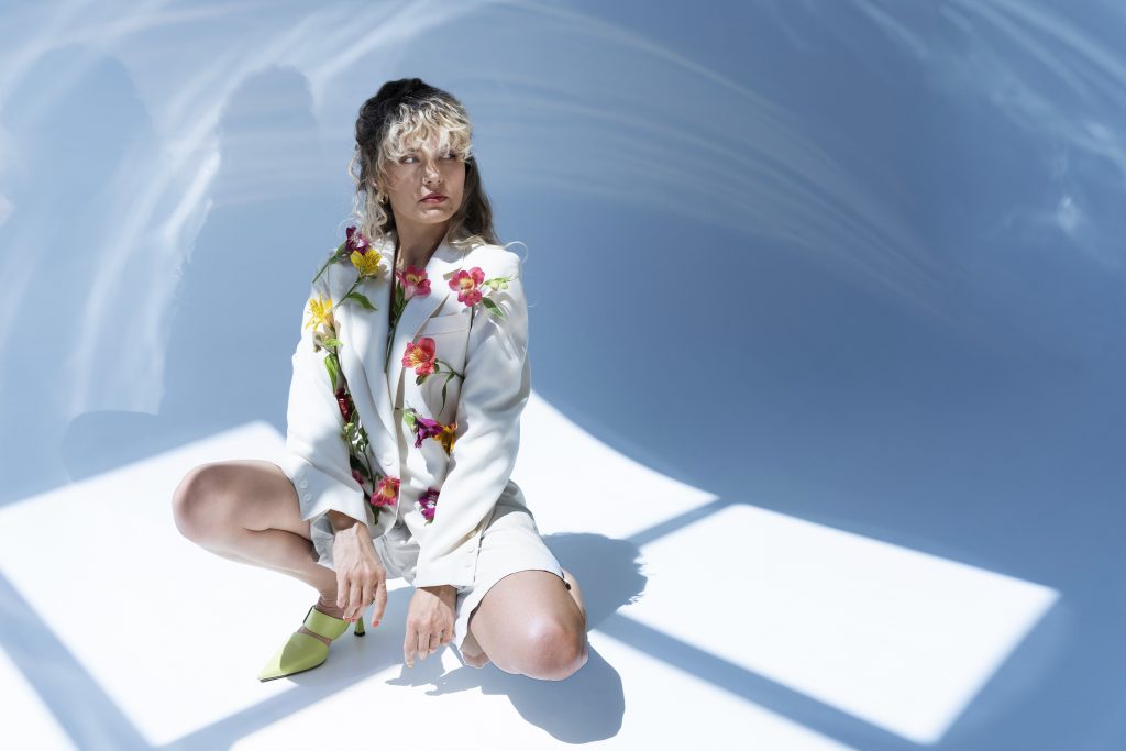 belle-femme-blonde-en-lumiere-bleue