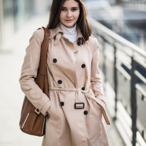 Un trench beige intemporel au tombé fluide, parfait en toute saison.