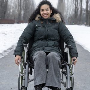 Une parka chaude et résistante, idéale pour l’hiver grâce à sa capuche bordée de fausse fourrure.