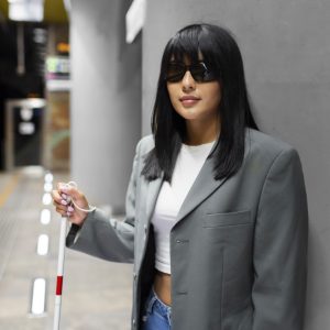 Un blazer oversize gris moderne, parfait pour un look city-chic.