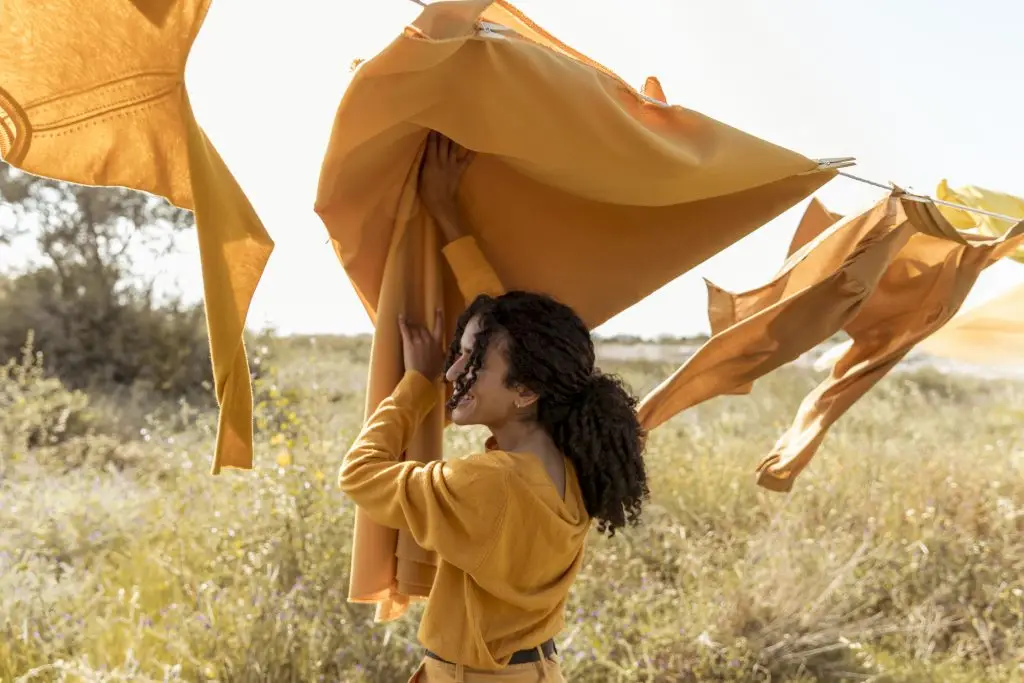 femme-a-cote-de-la-corde-a-linge-dans-les-champs