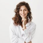 jeune fille brune cheveux bouclés