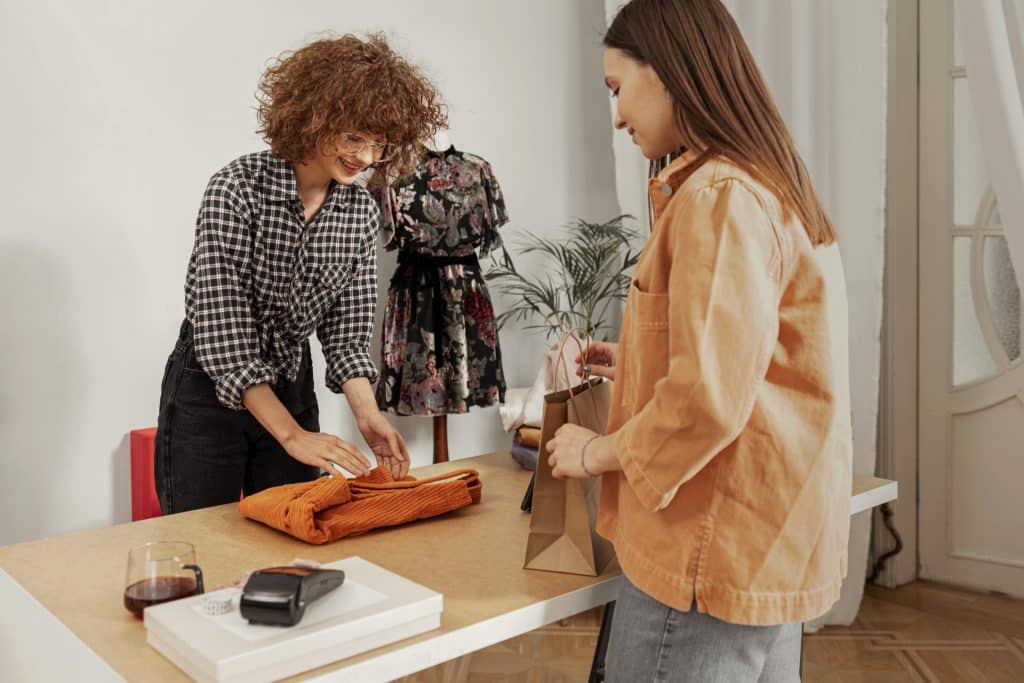 femme-payant-des-vetements-au-magasin