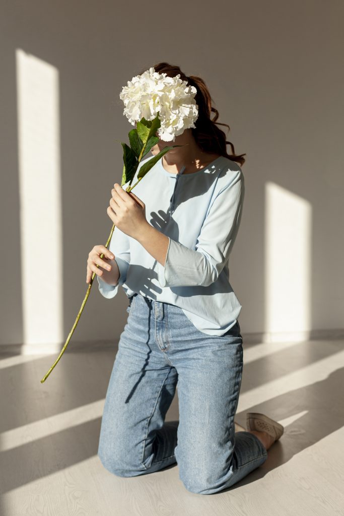 femme avec bouquet