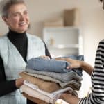 gros-plan-des-gens-avec-des-vetements