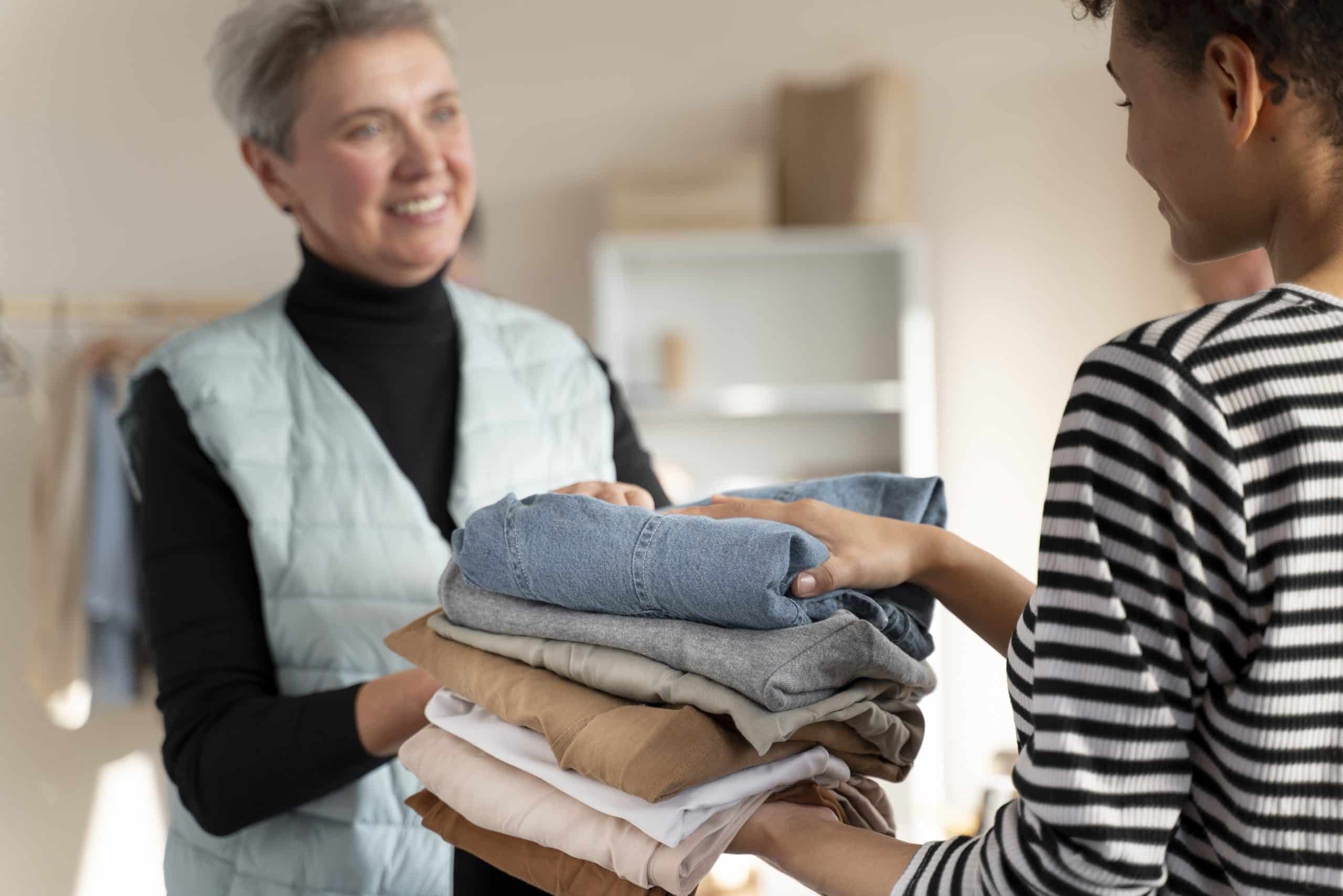 gros-plan-des-gens-avec-des-vetements