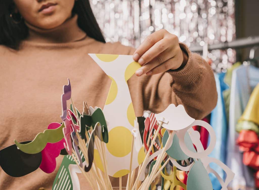 femme-choisir-costume-carnaval-partie