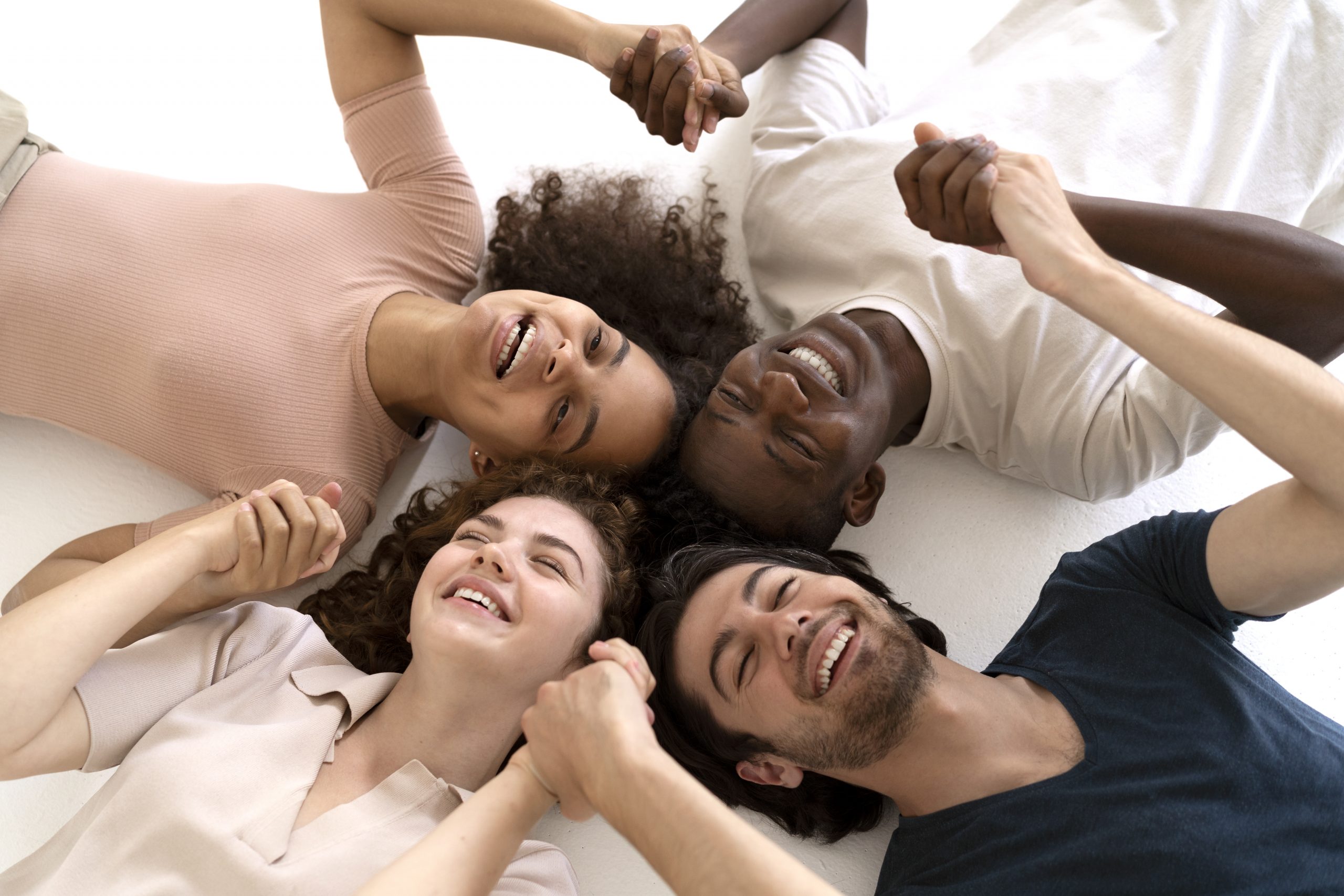 des jeunes assis par terre