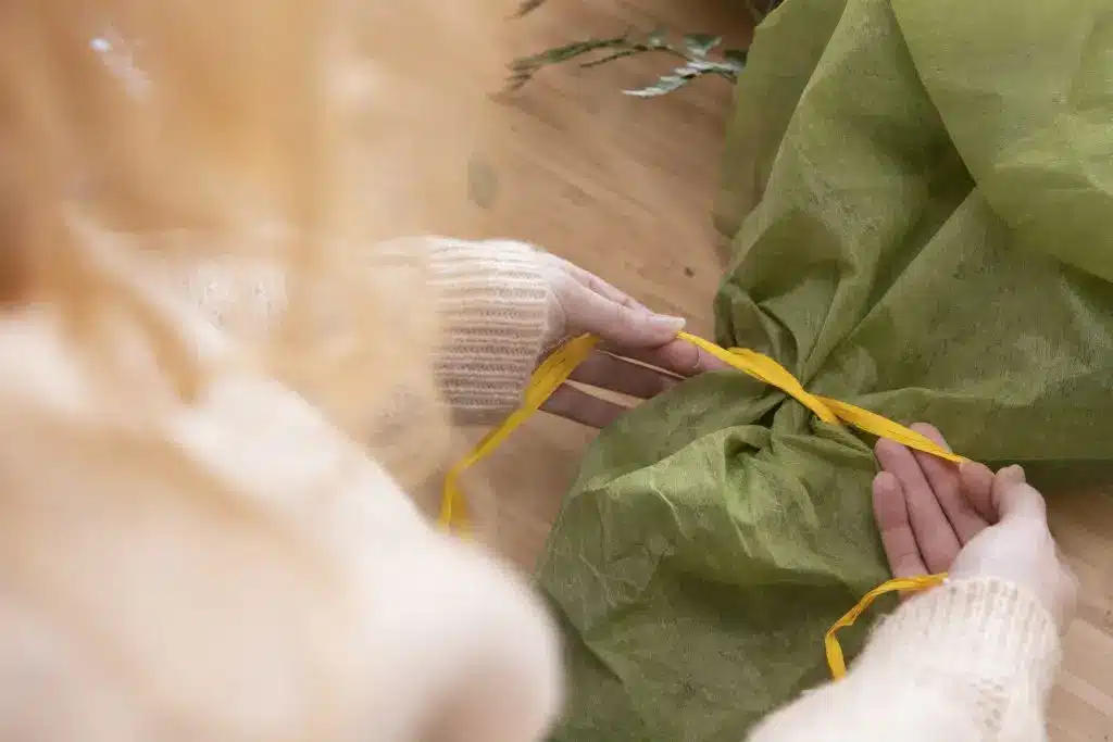 gros-plan-sur-les-mains-tenant-le-ruban