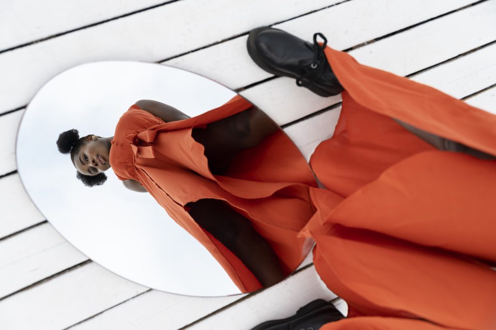 Femme qui se regarde dans un mirroir