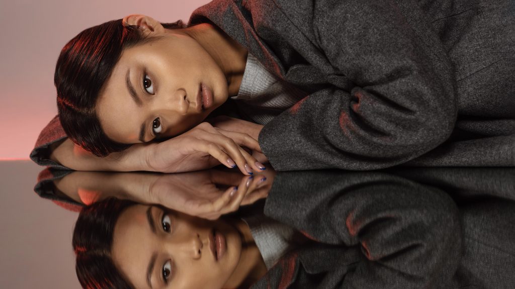 jeune-femme-japonaise-avec-veste-posant-dans-le-miroir (1)