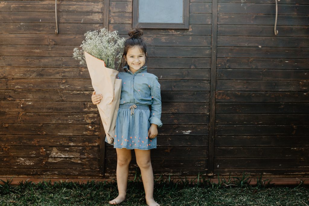 joyeuse fille avec bouquet de fleurs