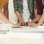 des gens en train de discuter