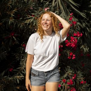 femme avec t-shirt