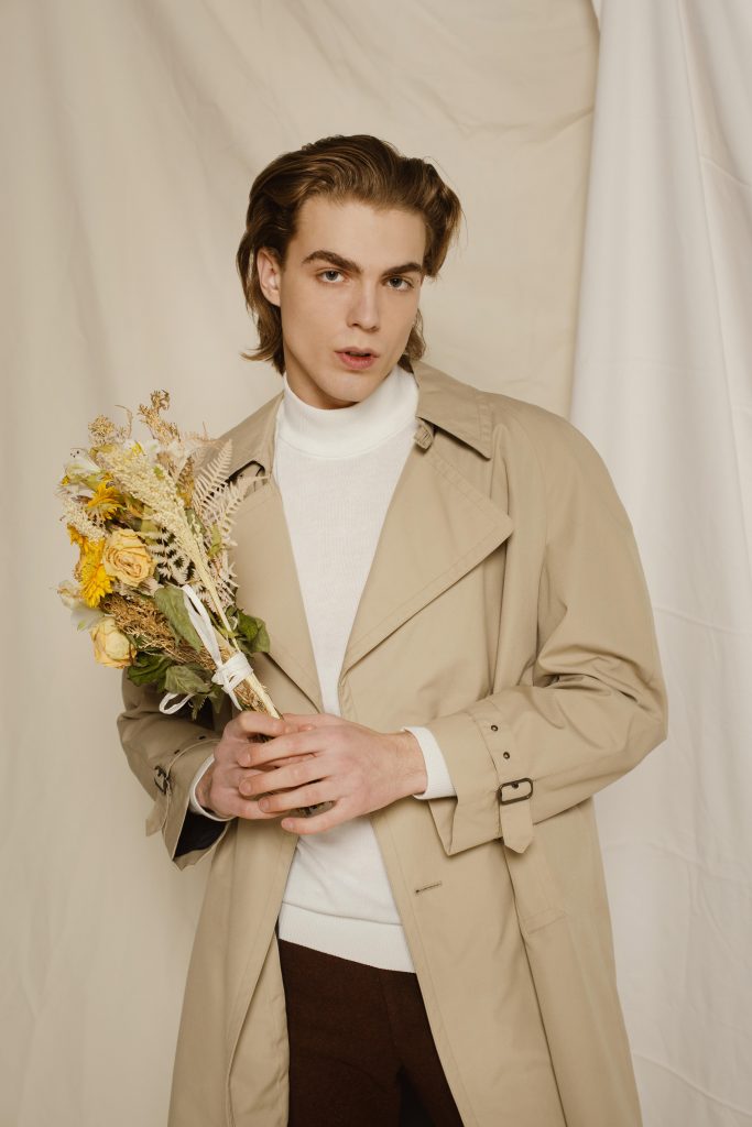 homme avec fleurs dans les mains