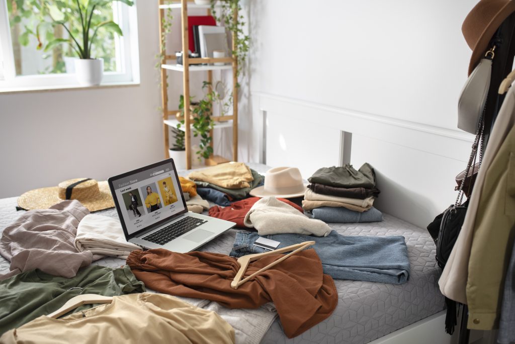 vetement sur lit concept mode